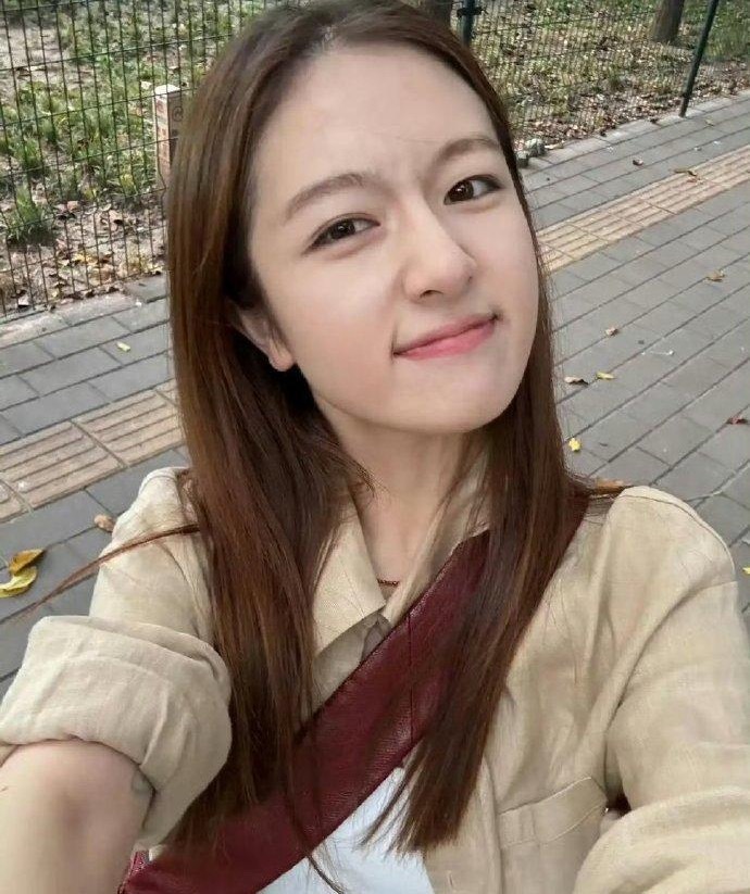 李兰迪看着乖巧可爱，其实挺有个性的，早年的纹身清昕可见