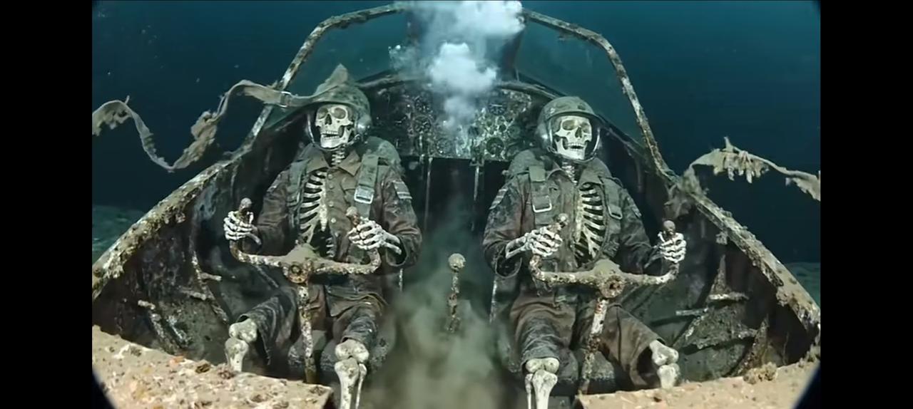 二战时沉没的美军飞机。你看到的可不是影视画面。是真实的海底情况！两个骷髅开着一架