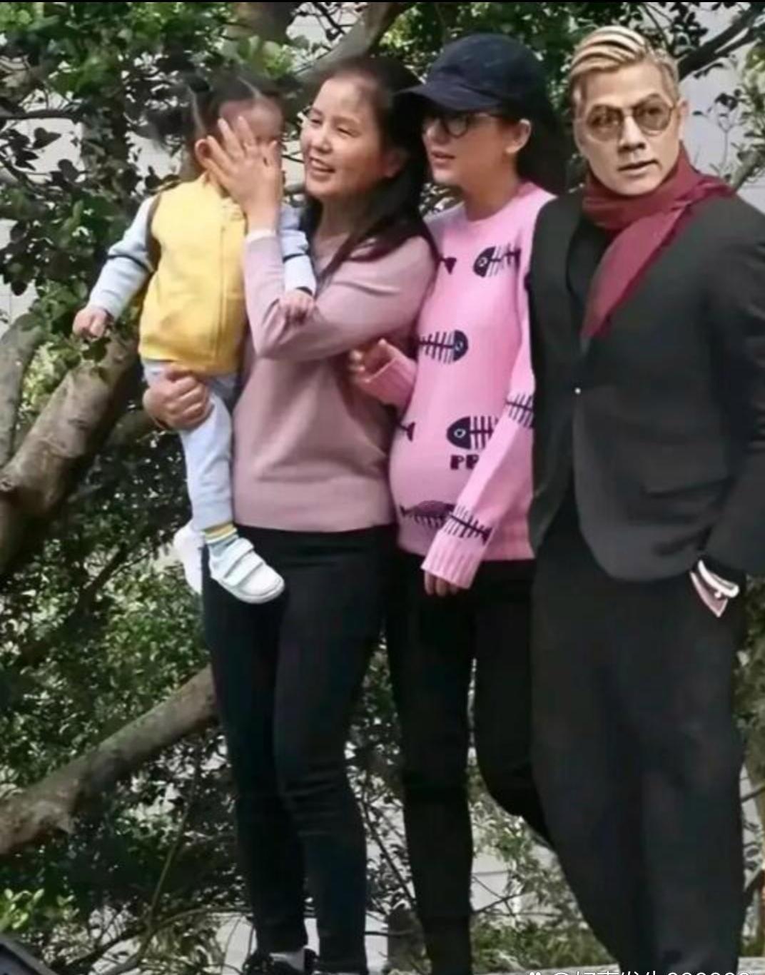 郭富城和岳母站在一块儿，虽然岳母比他小4岁，可郭富城看起来反倒更年轻些。