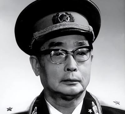 他是个副政委，在老山战斗里牺牲了，是那边级别最高的军官。麻栗坡烈士陵园里他墓碑位