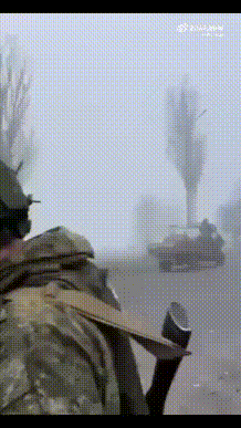 俄军就是疯狂的麦克斯，骑着摩托抡起装备，就往红军城里冲，蜂拥杀入城市南部。这