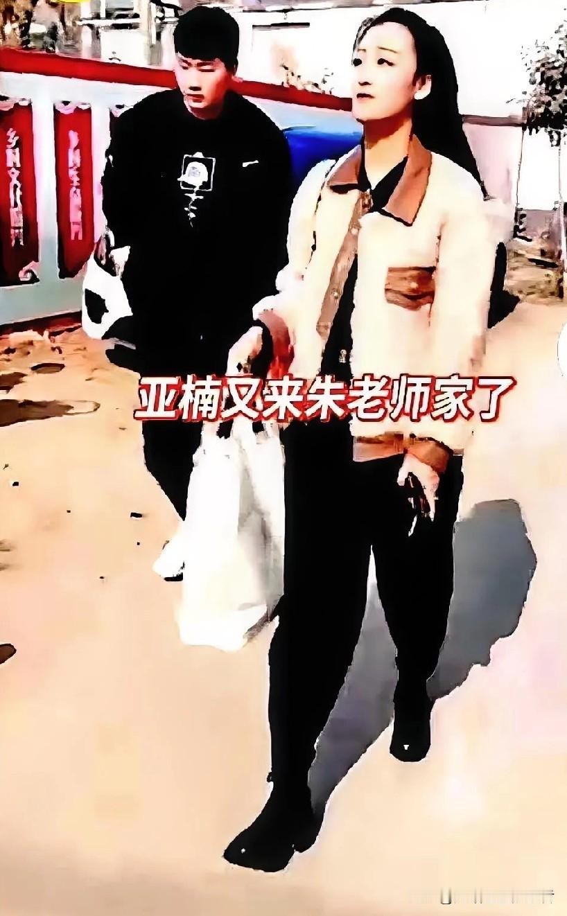 离婚4年后，陈亚楠又回到朱楼村直播了12月12日，有网友发现她每天下午4点