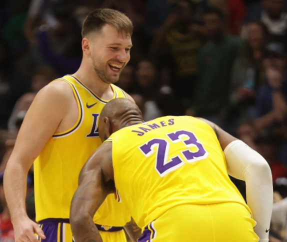 东契奇的实力有目共睹。但他开场就进了2个三分，手感不错的，但全场只投了6个三分，