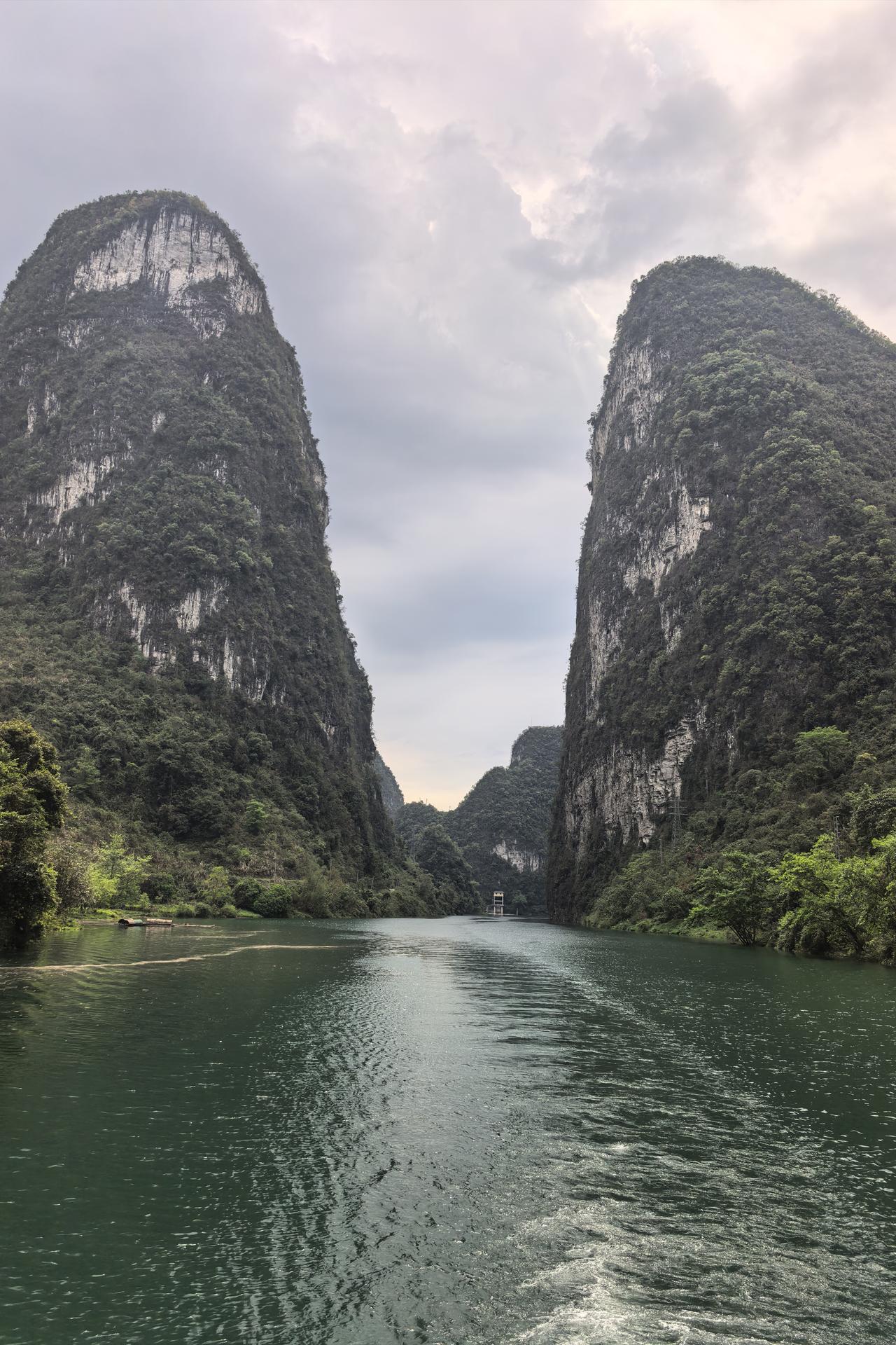 河池小三峡，一江碧水穿峡谷｜乘船溯江而上，穿行于河池小三峡的百里画廊间，两岸刀削
