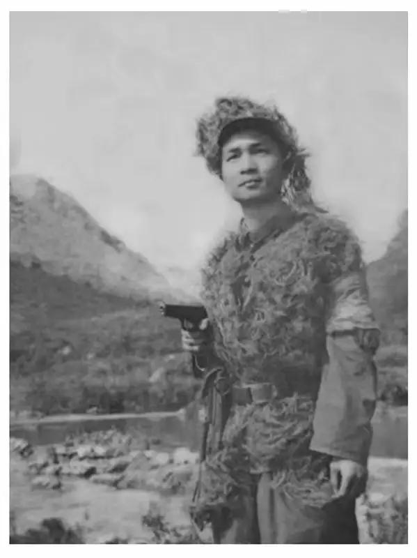 79年对越自卫还击战，我路过中越边境的越南村庄，那场景至今难忘。越南农村房子门前