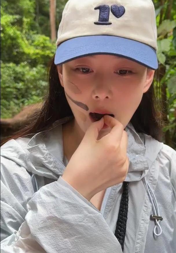 张馨予西双版纳生吃蚂蚁！网友：这姐路子也太野了！谁说女明星只喝露水？张馨予在西双