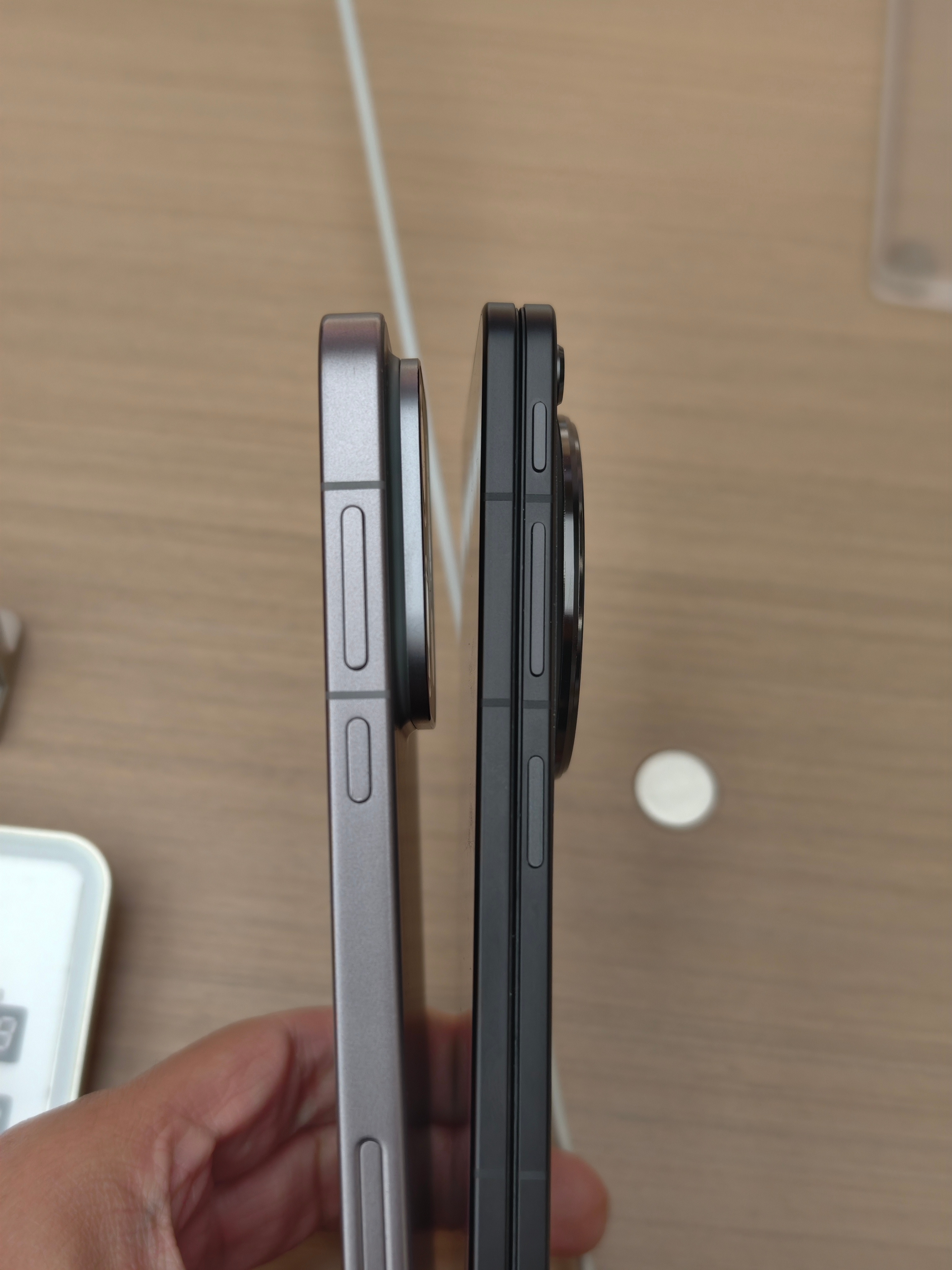 商场吃饭，去摸了下OPPO新机N6，手感真不错现在的折叠屏手机真是薄跟直板机放一