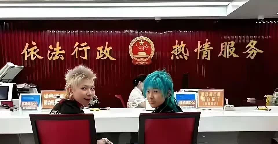 5月13日，在武汉市洪山区民政局，出现了一对造型特别的新人，他们非主流风格来登记