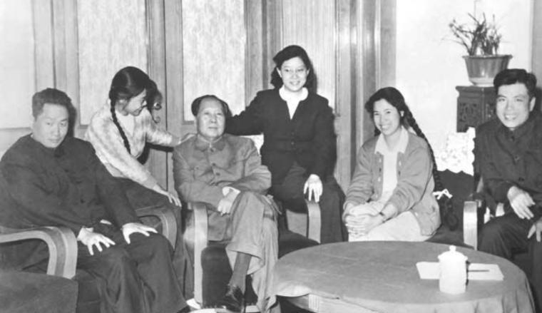 毛岸英牺牲后，刘思齐频繁到中南海看望公公毛主席，不料警卫员却把她的出入证没收。主