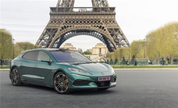 【疯狂得像不要钱！比亚迪在澳洲遭疯抢：一箱油成本超千元】据报道，受中东冲突影响