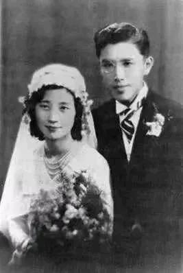 1993年，92岁的前北大校长周培源晨练回家后，对着妻子说：“我爱你！”妻子回看