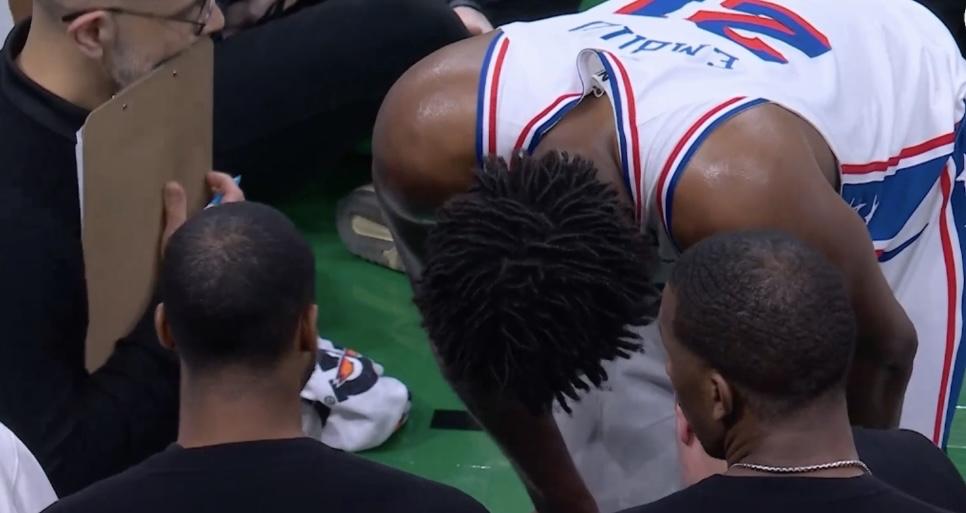 恩比德这次受伤，把76人上下都吓了一跳！第三节末，他在一次防守对抗后，落地时右