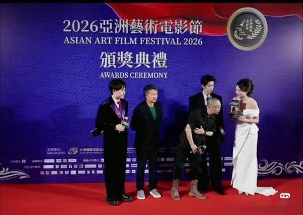 肖战粉丝尖叫声大到兰晓龙捂耳朵他完全听不见主持人说啥！在不捂耳朵，真的要耳朵要聋
