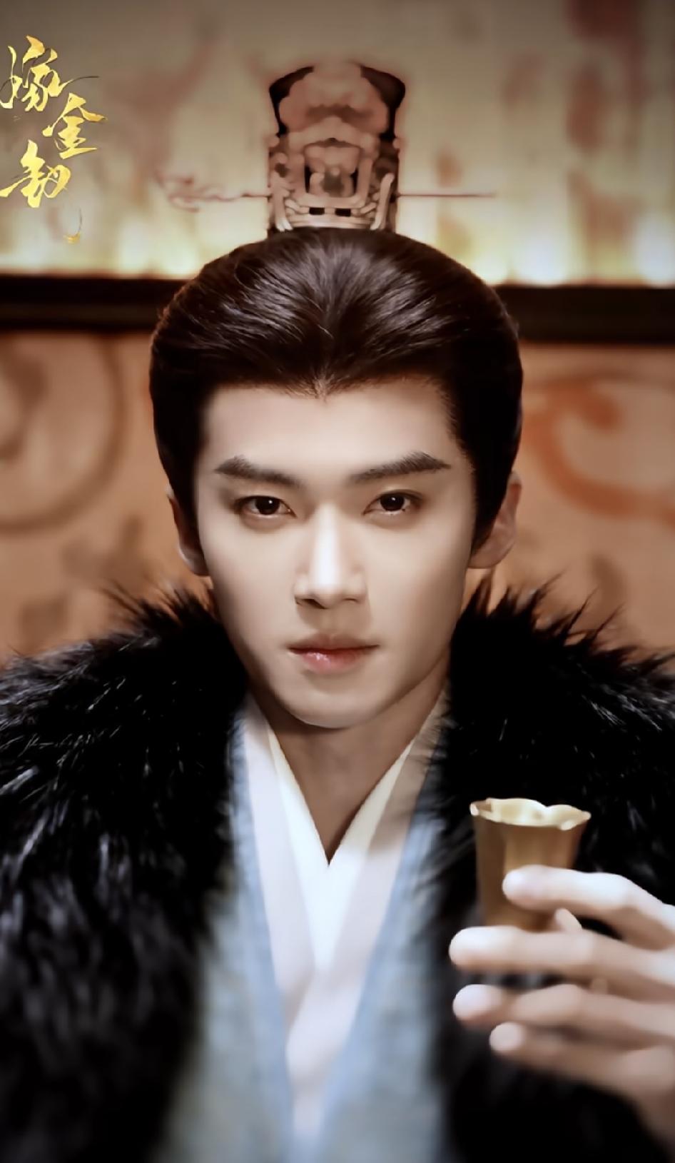 看了《嫁金钗》才发现男主原来是闫桉，他以前在郭敬明的剧都是男三号，这回终于可以和