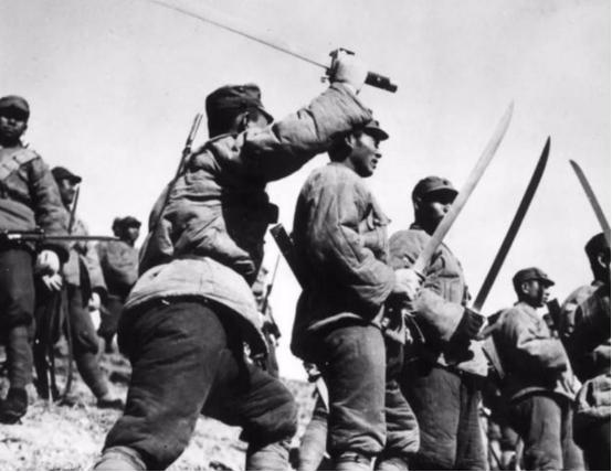 真正的白刃战不是靠蛮劲瞎冲，更不是影视剧里那种喊着口号就赢的场面，真实的白刃战是