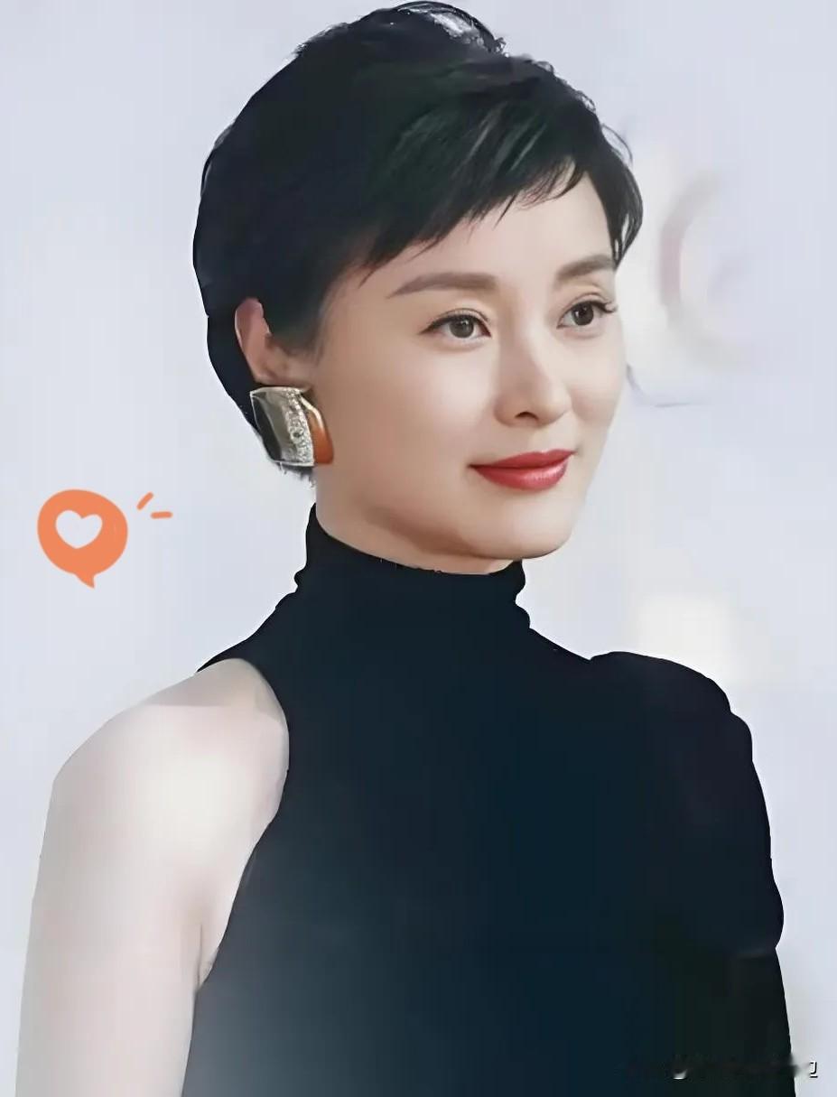 发现了没吴越有个很明显的特点倒不是因为她变老了，而是她明明都54岁了，还这么