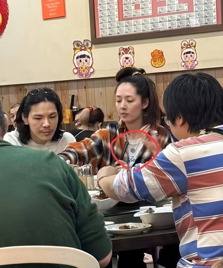 郭碧婷是不是失宠了，有网友在餐厅偶遇她，大失所望。不仅没有传闻中的漂亮，还打