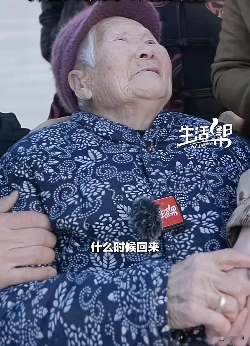 山东潍坊，九旬奶奶送孙子入伍，孙子脱帽叩首辞别，奶奶一句话：你什么时候回来？众人