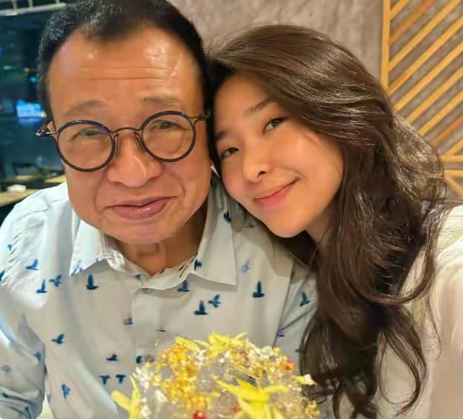 许绍雄死因曝光，许绍雄的遗孀近日也是接受了媒体的采访，许绍雄的去世令他们家的打击