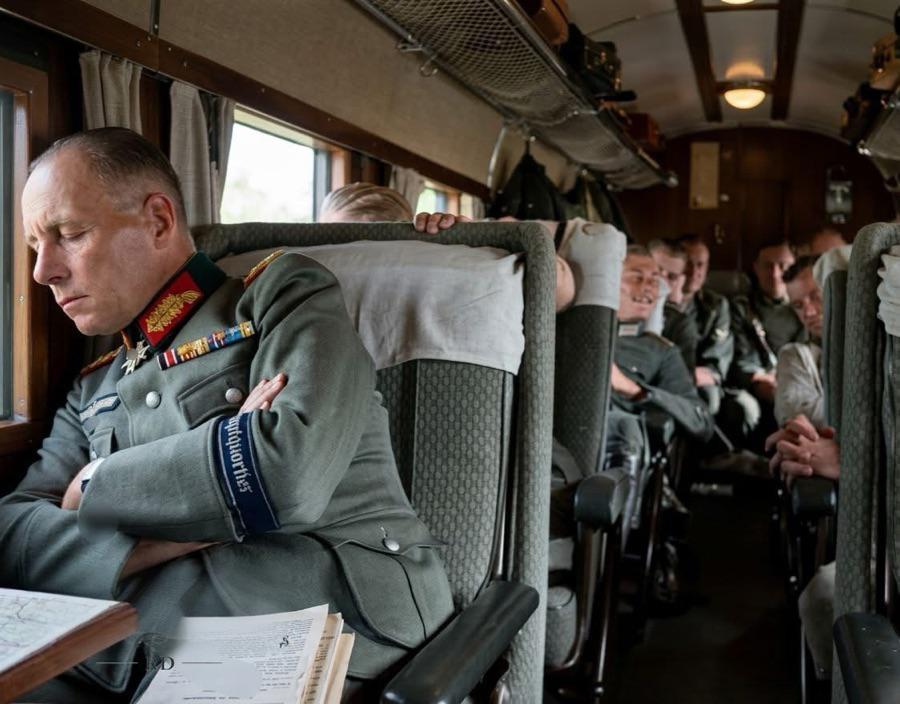 机舱里坐前排正在小憩的是德军哪位将领呢？下图为1939年9月，德军闪击波兰期