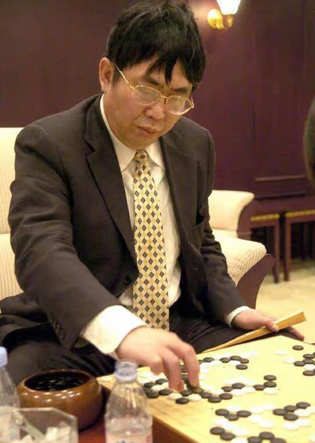 怀念棋圣，聂卫平走了！人们难以忘记，在1985年首届中日围棋擂台赛上他战胜小林光