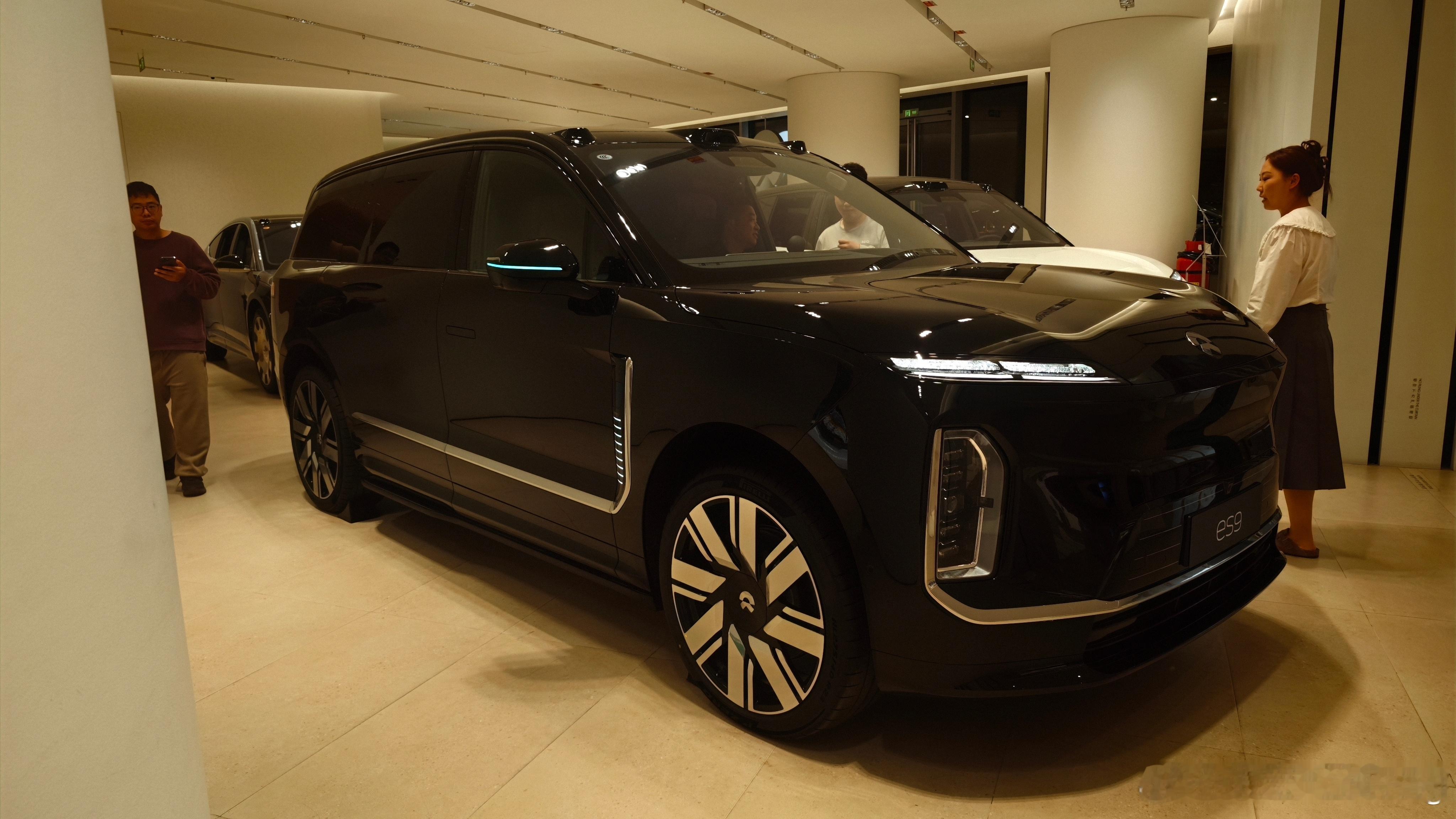 蔚来ES9目前已经到展厅了这车放展厅里，气势和揽胜差不多，建议展厅多放几台E