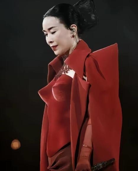 那英做梦也想不到，她会因为这件演出服又上了热搜！58岁了，开了一场