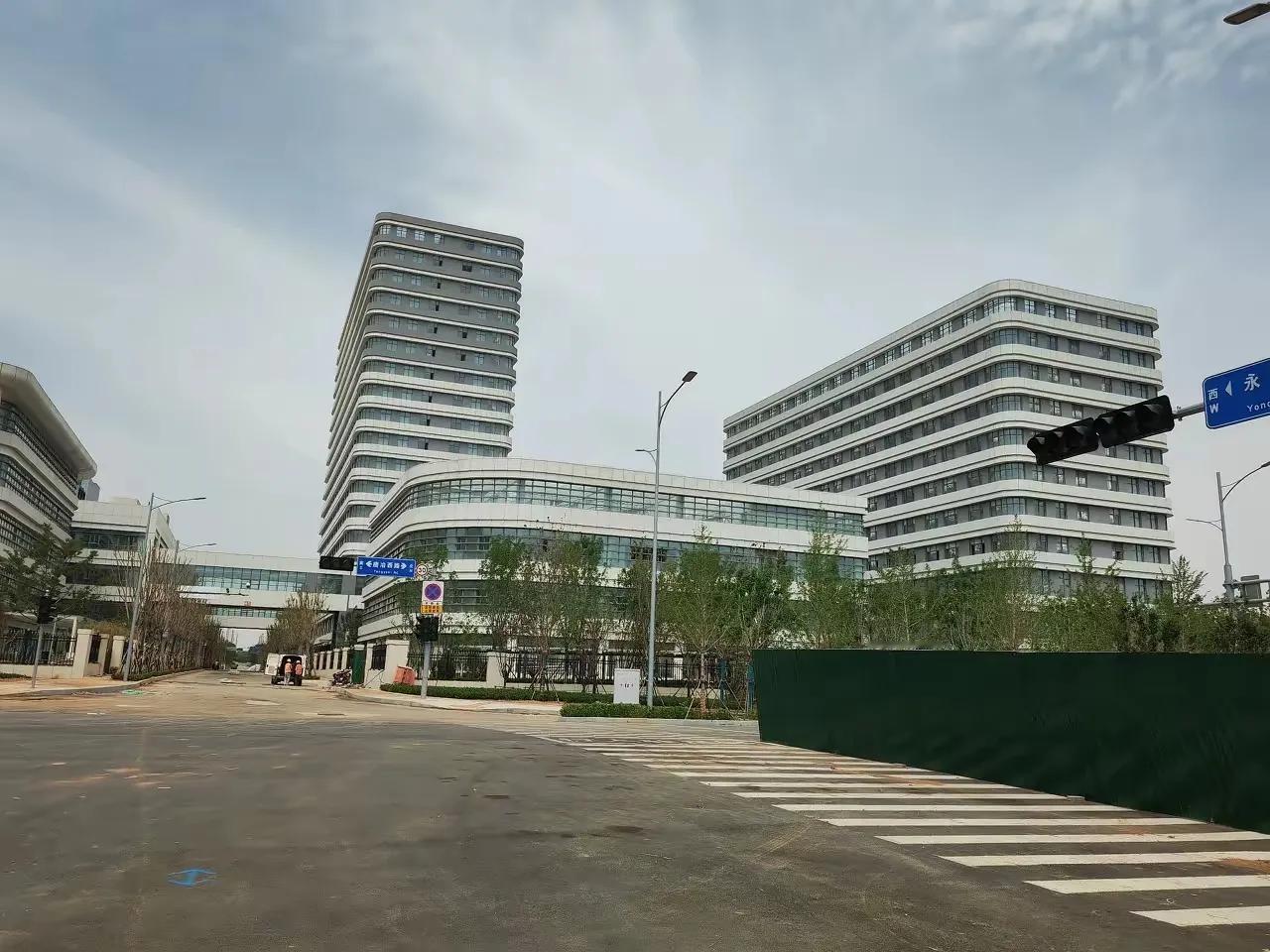 位于济南唐冶片区北部的三甲医院已经建好了，尴尬的是到现在也没有医院入驻。这
