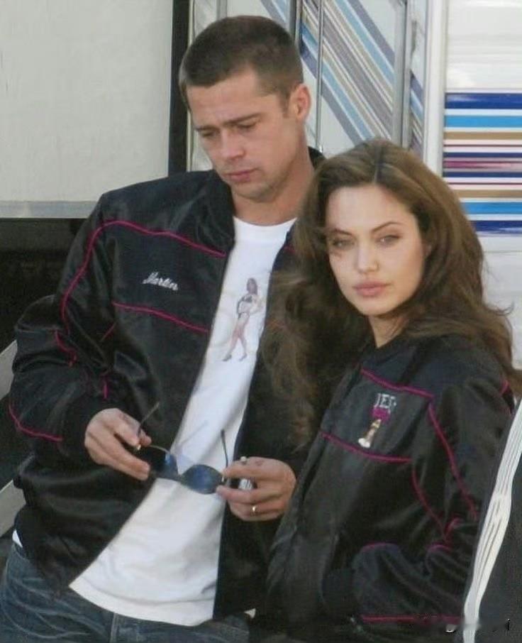 2005年，布拉德·皮特和安吉丽娜·朱莉在电影《史密斯夫妇》的片场安吉丽娜·朱