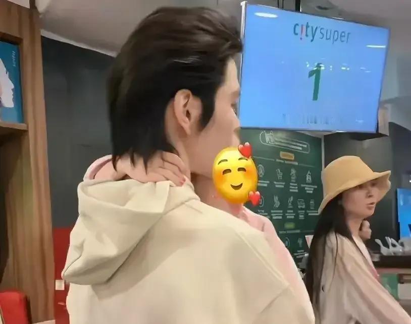 堂堂向家大少爷向佐，居然老老实实坐在那儿，伸着手任由5岁的女儿在指甲上涂涂画画，