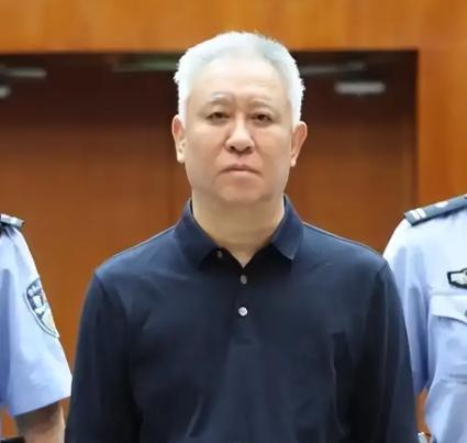 人在牢里，账在外面：许家印重大资产被挖出，186.5亿转给了“重庆李嘉诚”人在牢