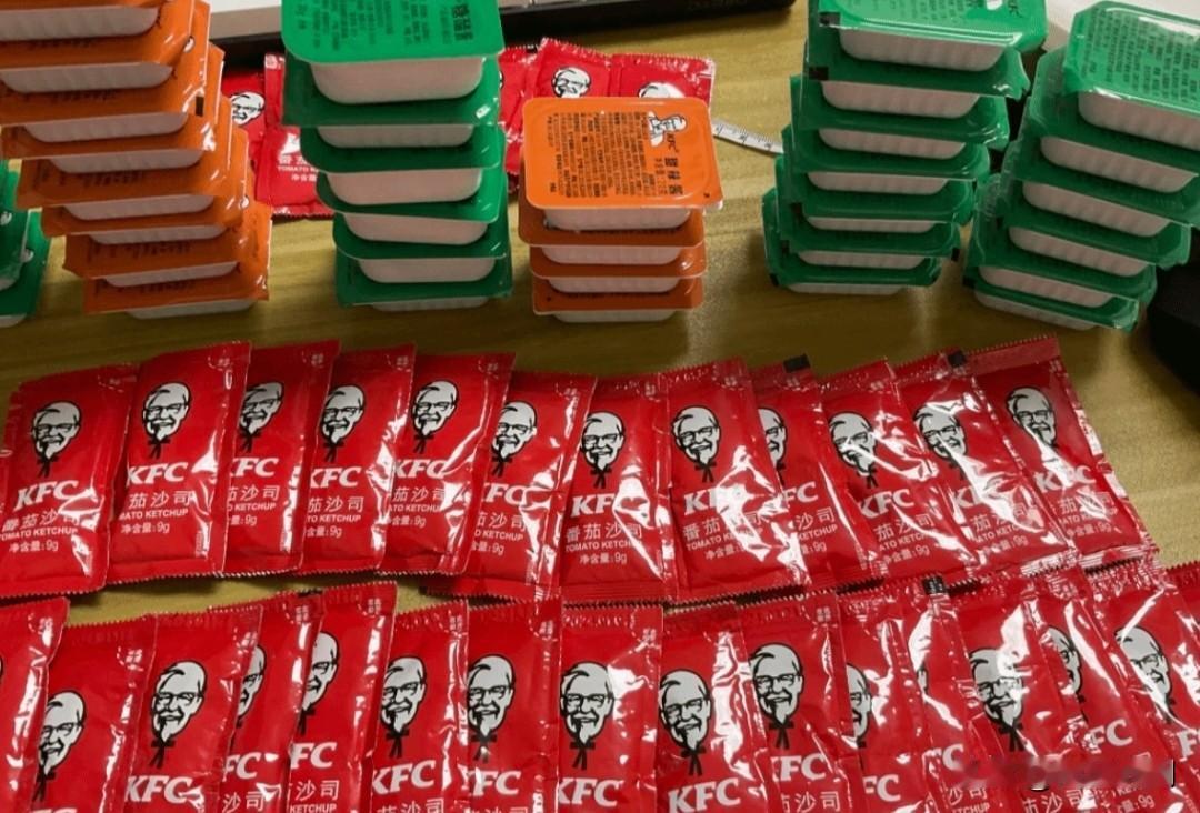 肯德基糖醋酱、甜辣酱改收费了，1.2元一个！最近，有网友发现多家肯德基门店