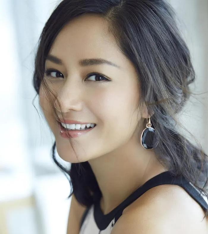一次，记者打趣海哈金喜：李亚鹏干啥赔啥，大房子搬小房子，你图他什么？”这姑娘没有