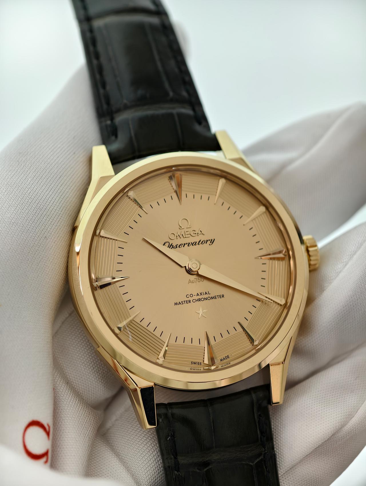 欧米茄正式发布了全新星座系列天文台腕表，融合星座系列70多年的设计风格，盘面采用