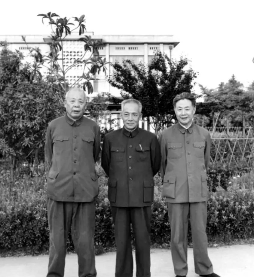 1980年，时任湖北省委第一书记兼武汉军区政委陈丕显同志（中）与时任江苏省委书记