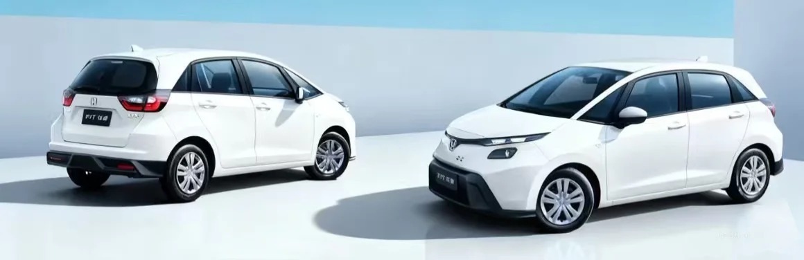 其实GR9这一代飞度还是进步不少的，底盘质感好了很多，不像上一代就跟个铁盒子一样