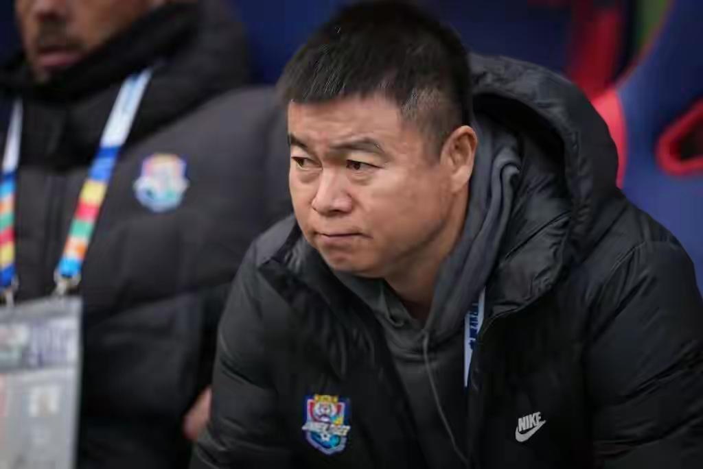 足球报：于根伟的直播‘后遗症’！中超联赛第四轮，天津津门虎队将主场对阵上海申花