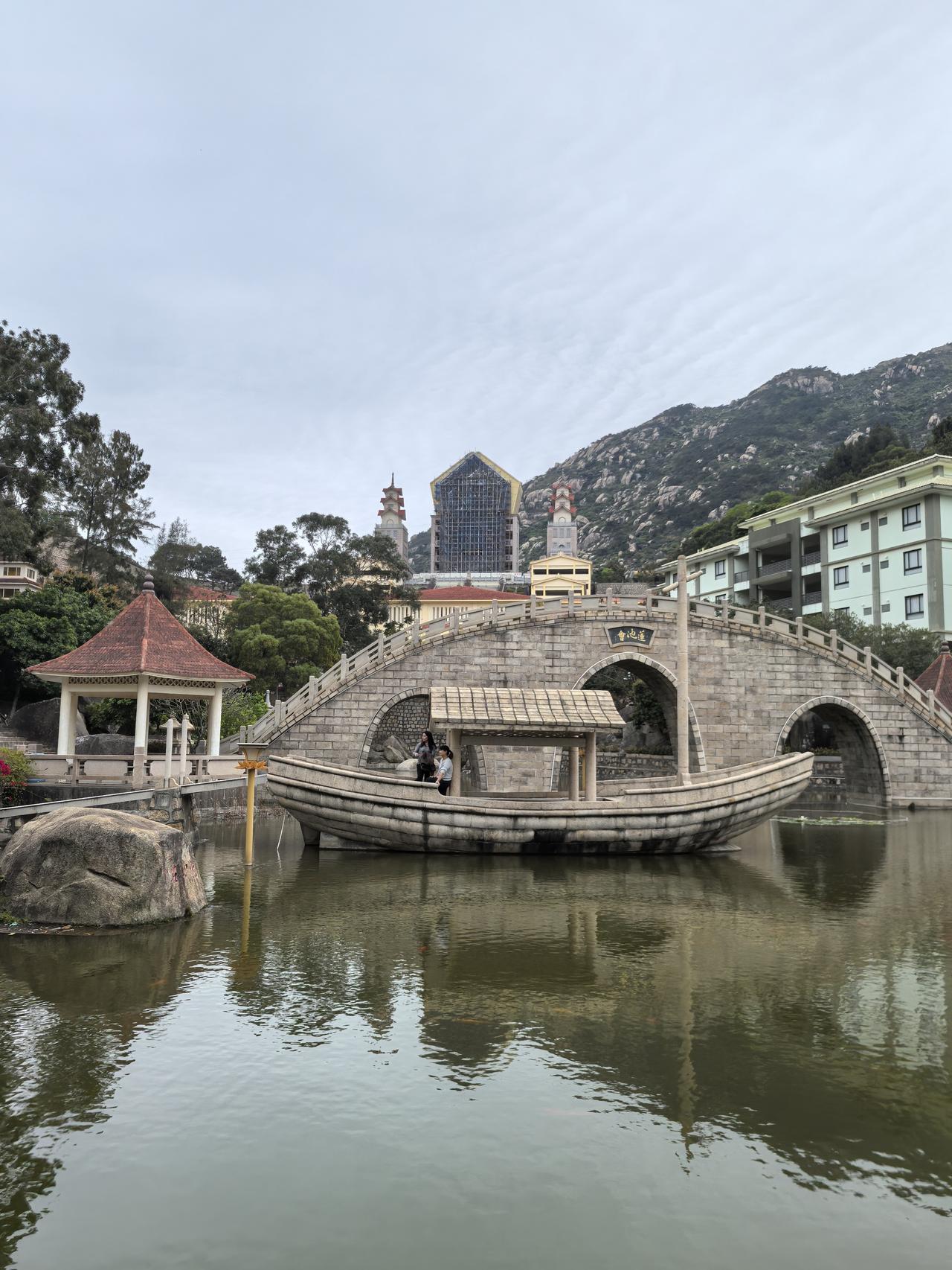 南太武的山麓藏着一个非常独特的寺庙，依山傍海，这里没有传统红墙黛瓦，是集中式，泰