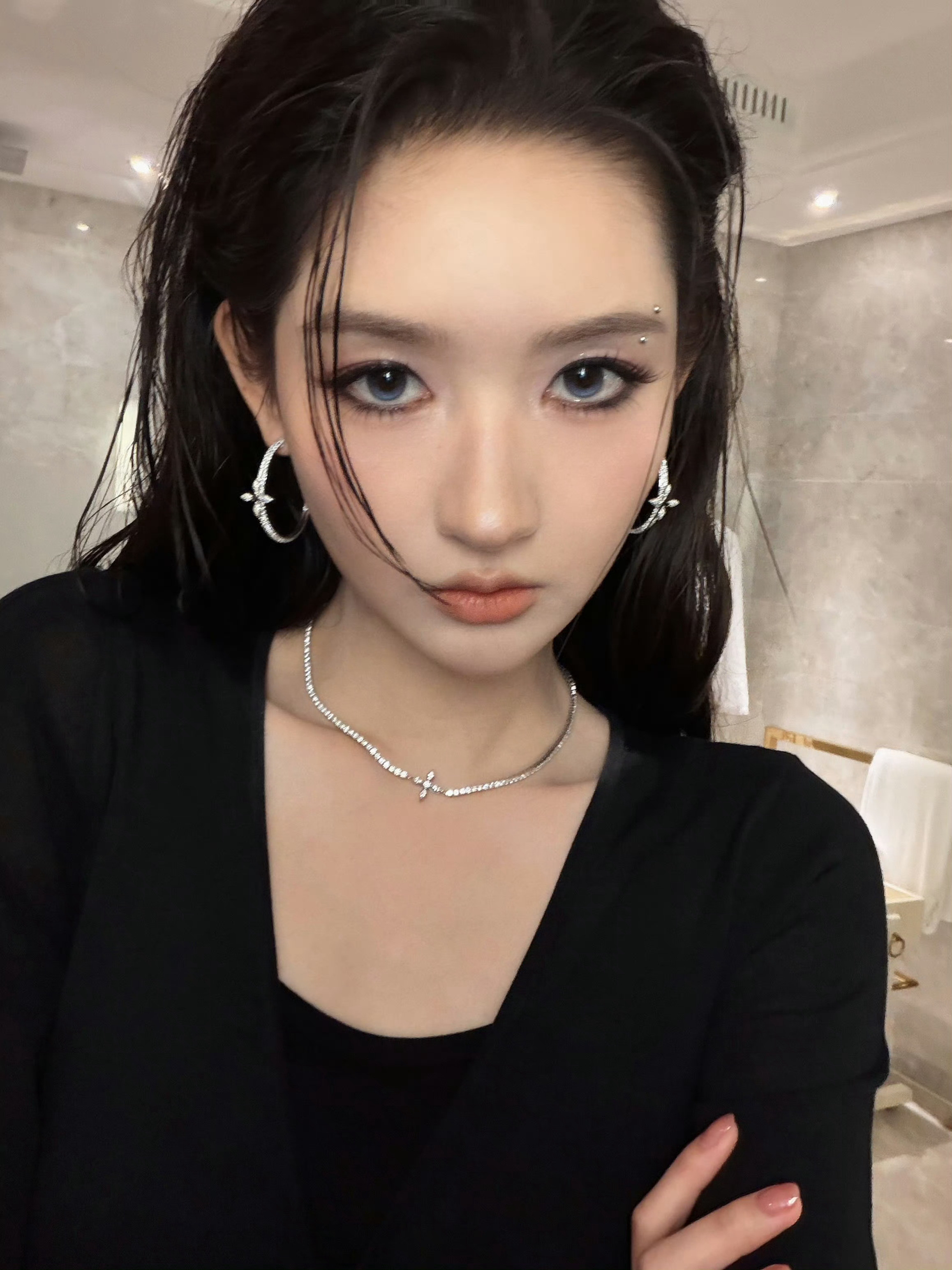 王玉雯眉钉烟熏妆王玉雯呃呃
