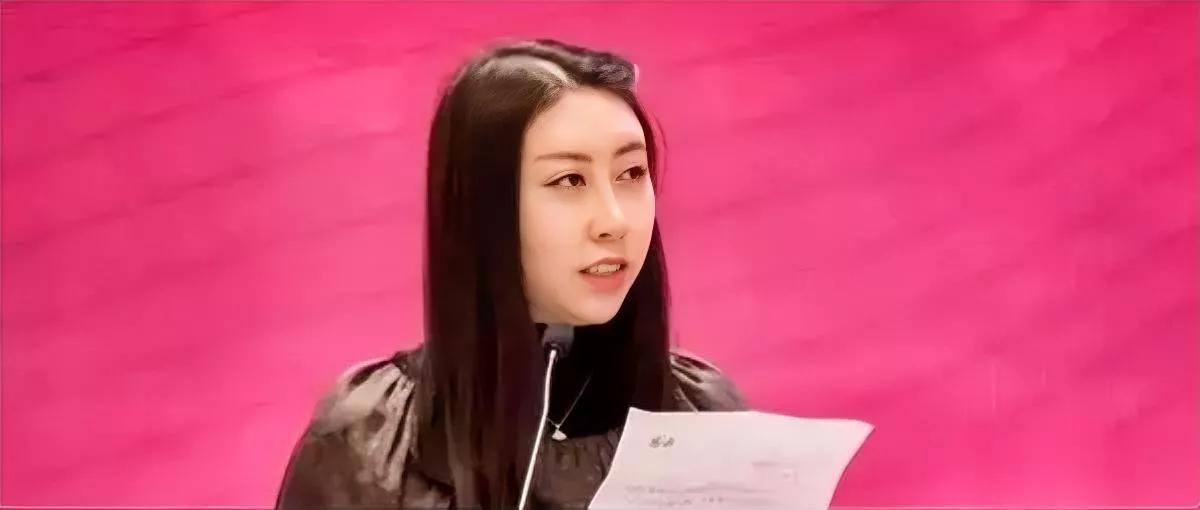 贾浅浅这事还没凉透？最近又有网友扒出她多篇论文连基本降重都懒得做，大段照