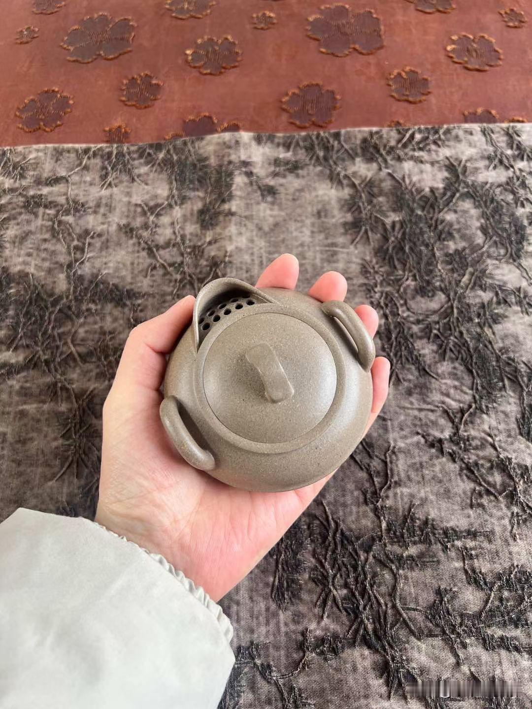 新手玩紫砂壶，该如何选择？前几天，一个刚入坑的朋友老张来找我喝茶。他神神秘秘地