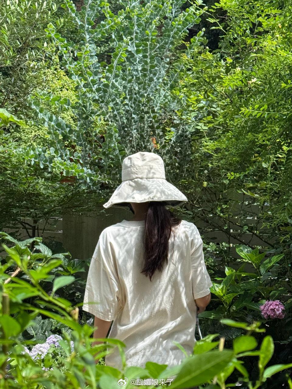 李云霄分享她的日常还有她临摹的篆书《千字文》，练字如练心，字里行间可见她是一个干