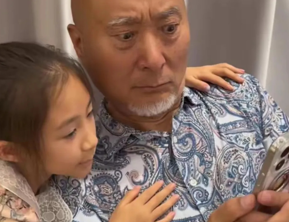 主持人问陈大愚:“你觉得你父亲对你、和对你的孩子有什么不一样？差别大不大？”陈大