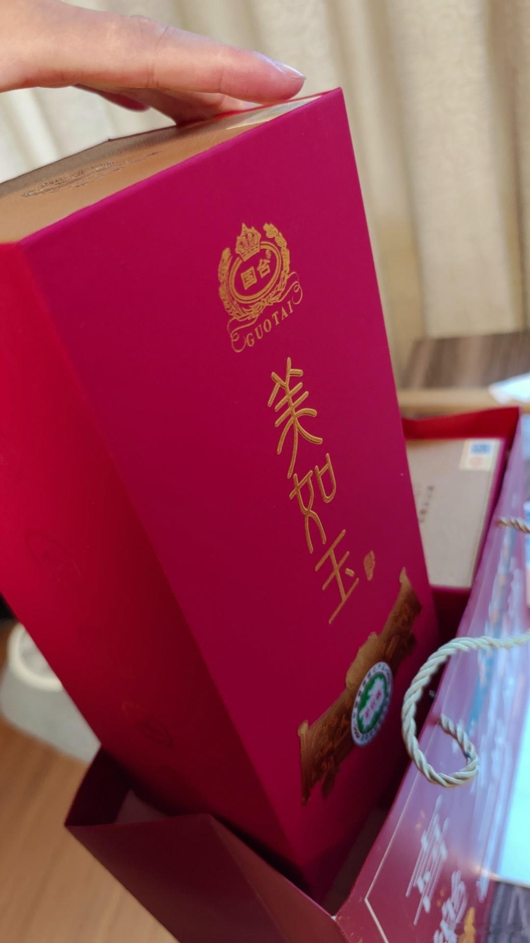 服了，别人送的两瓶国台酒。昨晚请兄弟吃饭，拿出来喝了，喝完才发现一瓶是美如玉，一