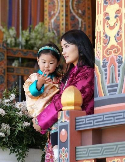 王妃王后地位那么高，也不得不靠生育维持婚姻和地位，这话直接也真实。不丹国王和