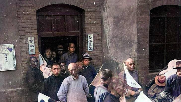 1937年，日军攻占河北一农村。不成想，一个老太太却兴高采烈地说：“欢迎皇军，你