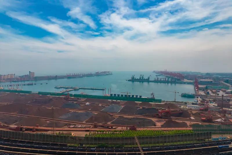 2025年宁波舟山港太牛了，货物吞吐量突破14亿吨，成了全球首个“14亿