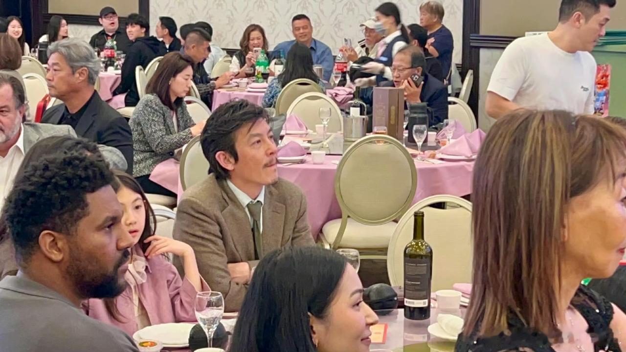 陈冠希一家洛杉矶参加婚礼，留小胡子撞脸毛利小五郎，女儿很漂亮。​