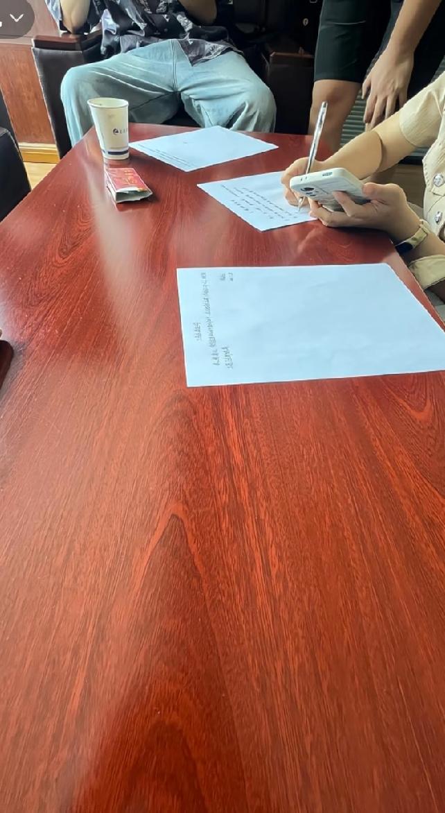 一个员工让厂里给辞退了，一共上了24天班工资4600.03元，人事叫他下月底来公