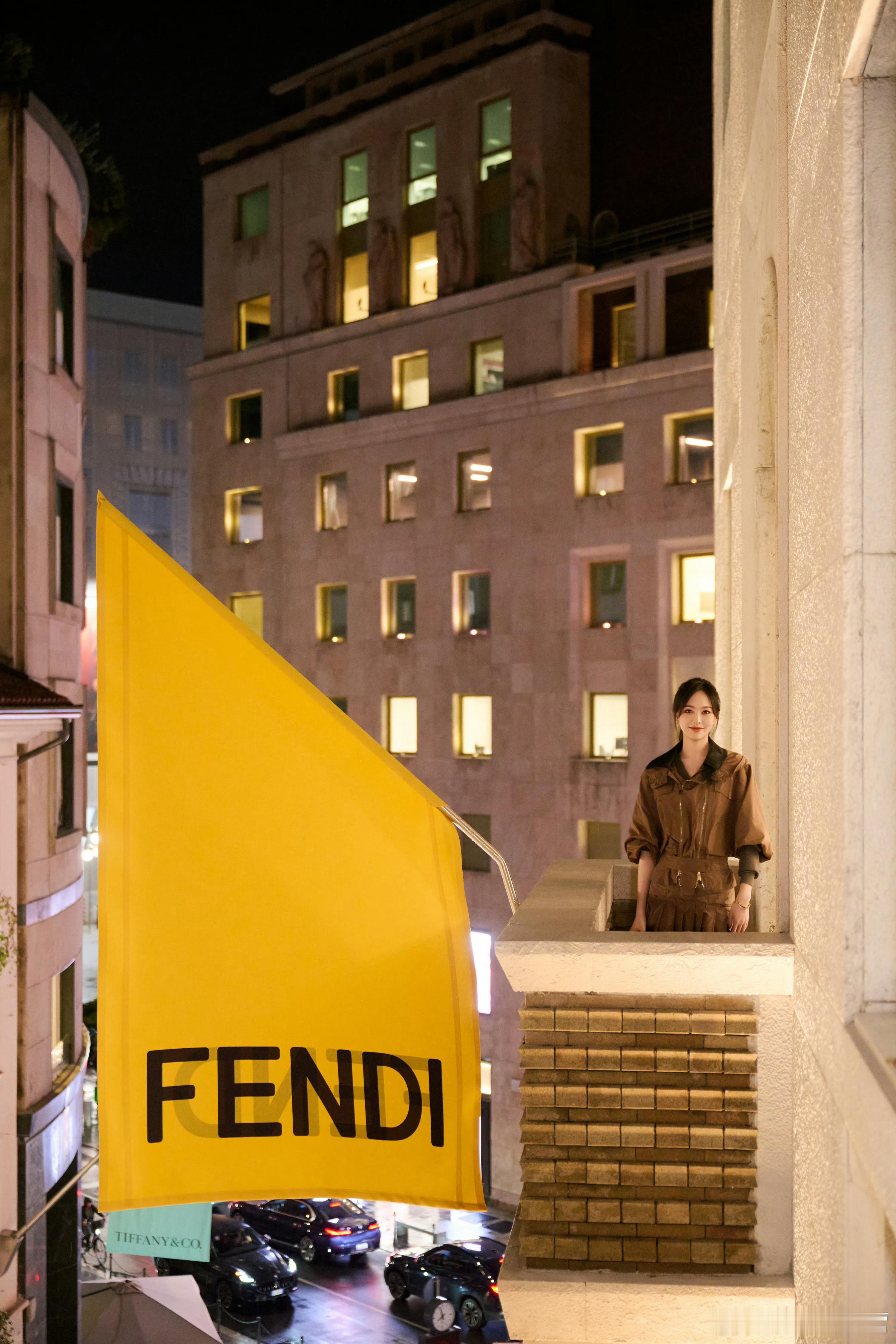 挂了一整天的黑热搜，实际上唐嫣的米兰时装周——CEO旁边看秀，FENDI超季成衣